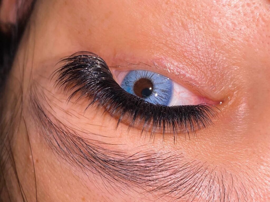 Wimpernverlängerung im Wet Look