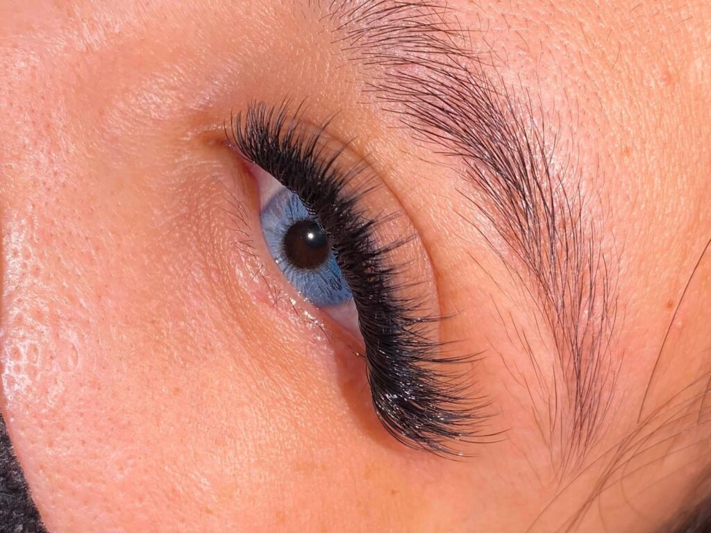 Volumen-Wimpern im Detail