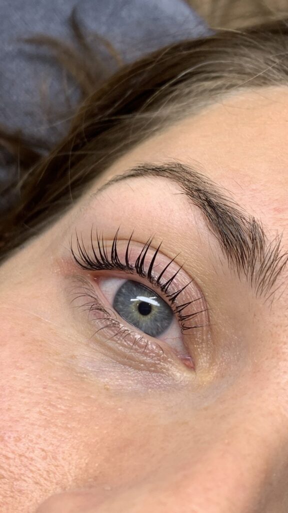 Wimpernlifting mit Färbung – Ergebnis